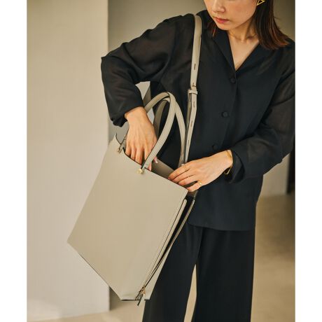 [^ԁFGGX84130]yE'POR̃ACRuYbagV[YvAo[WAbv̓oBVbNȃoCJ[̐VFWJB3\Őڂ₷@\IobOBdʋ΂ɂ҂Ip\R^ubgȂǂ̎^тɂzyfށz{̂̓IWiŊJ_utFCXX[XfށBnɃTCN|GXefނ̗pByfUCzV_[xgt܂BnhorV_[ŎIł܂Bc̃VvȂ܂ȂA|Pbg2A3ŏł@\IobOBA4TCY̗eʂ́BV_[xgŁA|Ał܂BuÂ̏o₷̂|CgłB肪ӂ肪ȈړV[ɍœKłBVvȂ܂ȂA3\+3̃|Pbgŏł@\IobOBTChWbvJƃJ[̂A\܂B}`[Ƃeʂ́BuÂ̏o₷̂|CgłBV_[xgĂA|ÂłdlłB肪ӂ肪ȈړV[ɍœKłBOV[Yfii:GGX83020j̕ύX_EV_[xg̕𑾂āAւ镉S𕪎UHv܂BEnh̒𒷂Â݂AE^[łg悤ɐ݌v܂ByJ[zSAUL LEITERi\[C^[j̎ʐ^CXs[V󂯂VbN J[(1)~(2){̂̃J[~(3)TCht@Xi[J̃J[E(01)ubN(1)ZS[h~(2)ubN~(3)Cgu[E(08)CgO[(1)Vo[~(2)CgO[~(3)zCgE(20)_[NuE(1)ZS[h~(2)g[v~(3)IWE(27)x[W(1)ZS[h~(2)x[W~(3)ItzCgE(28)x[Wn(1)ZS[h~(2)x[W~(3)ubNE(36)J[L(1)ZS[h~(2)J[L~(3)N[CG[E(40)lCr[(1)Vo[~(2)lCr[~(3)ubN----------------------------|PbgF|PbgFɃI[v2At@Xi[1A4[F13C`PC̎[Fcŉ16C`PC̎[Fcŏ͂ݏo܂BtV_[ROFEtV_[RFnh/V_[JFt@X^[eF肻̑F}`̃TChWbv͊J----------------------------y2024Nf Y BAG̃CibvEΉTCYzE'PORiy G|[jlC Y BAGiCobOjV[YA6̍ŐVCibvЉY BAG Medium (iԁFGGX84110jiA4[FsjY BAG Mini (iԁFGGX84100jiA4[FsjY BAG Large (iԁFGGX84130jiA4[FA13E16C`PC̎[F ̃|Pbgɂ16C`PC͓܂BjY BAG Wide (iԁFGGX84140jiA4[FA13E16C`PC̎[F ̃|Pbgɂ16C`PC͓܂BjY BAG Shoulder M (iԁFGGX84150jiA4[FsjY BAG Shoulder L (iԁFGGX84160jiA4[FA13C`PC̎[FcŉA16C`PC̎[Fcŏ͂ݏo܂jY BAG Shoulder Mini (iԁFGGX84450jiA4[FsjY BAG Nano (iԁFGGX84170jiA4[Fs XNGA|[`̂i phone 15Pro(6.1C`j[ł܂BjY BAG Pico (iԁFGGZ84020jiA4[FsjY BAG Mini Emboss (iԁFGGX84180jiA4[FsjY BAG Medium+ (iԁFGGX84190jiA4[Fj̏íASDGs̊ϓ_sDzɕ񂾌`ōA͂܂ByE'POR(y G|[ )zZnCubg[J[̂߂̃GKgƋ@\˔ROPE'ɂ̐Vʋ΃obOfr[BHYBRID WORKER P邽߂ɁAobOsRu ƂƂ̂BAGvBELEGANCE(GKX)~ TECHNIQUE(@\) = ELEGANTIQUE(@\)ELEGANTIQUE(@\)ɂāAċzԂ 3 bŐgxx\ɂAɂ̐VdobOV[YłByfڏzTHE NIKKEI MAGAZINEio}KWX^Cj摜̏i̓TvłB ۂ̏iƎdlAHATCYقȂꍇ܂BBeꏊ⃉CeBOAg̃j^[ɂĐF̌قȂꍇ܂BĩJ[͉摜̐FQƂB͎dl̂߁AFƈقȂꍇ܂B