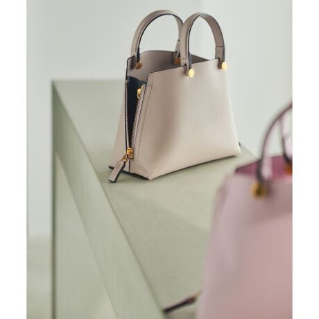 [^ԁFGGX85100]EfPOR̃ACRuYbagV[YvVFoBuRONAN BOUROULLECiiEubNjṽh[COCXs[V󂯂PLAYFUL COLOR̃oG[VB3\Őڂ₷@\IobOyfUCzE~jobOȂ[͔QB܂ԂȒz[\EO\ȃXgbvtȂ̂ŁAnhorV_[2way̎\Eڂ₷̏oꂪX[YɂłA삪݂EetłƎE̋ANZgɂȂ荂̈ۂ----------------------------|PbgFi|PbgFɃI[v1At@Xi[1jtV_[ROFEJFt@Xi[eF肻̑F}`̃TChWbv͊J----------------------------yJ[z{̃J[~TChJ[E(01)ubN~X[L[u[E(07)[O[~sNx[WE(08)CgO[~`R[E(16)zCgn~x_[E(20)g[v~IWE(31)_[NO[~O[E(33)CgO[iAbvO[j~y[O[E(34)L~hiAbvO[j~ItzCgE(50)p[v~y[u[E(52)x_[~ItzCgE(63)sN~fB[vsN͊{S[hA(31)_[NO[̂݃Vo[łB{̂̂(34)L~hƓFłByfށz{̂̓IWiŊJ_utFCXX[XfޗnɃTCN|GXefނ̗pyE'POR(y G|[ )zZnCubg[J[̂߂̃GKgƋ@\˔ROPE'ɂ̐Vʋ΃obOfr[BHYBRID WORKER P邽߂ɁAobOsRu ƂƂ̂BAGvBELEGANCE(GKX)~ TECHNIQUE(@\) = ELEGANTIQUE(@\)ELEGANTIQUE(@\)ɂāAċzԂ 3 bŐgxx\ɂAɂ̐VdobOV[YłBy2025Nf Y BAGV[YzEA4[Y BAG Medium+ii:GGX85190jY BAG Large ii:GGX85130 i:GGX84930jY BAG Wide  ii:GGX85140 i:GGX84990jY BAG Shoulder Largeii:GGX85160 i:GGX84960jEA4[sY BAG Miniii:GGX85100 i:GGX84950jY BAG Medium ii:GGX85110 i:GGX84940jY BAG Picoii:GGZ85020jY BAG Shoulder Microii:GGX85900jY BAG Shoulder Miniii:GGX84451jY BAG Shoulder Mediumii:GGX85150 i:GGX84970jY BAG MiniiԁiGGX84100CGGX83010j̐ViԂłB኱̎dlύXꍇ܂B̏íASDGs̊ϓ_sDzɕ񂾌`ōA͂܂B摜̏i̓TvłB ۂ̏iƎdlAHATCYقȂꍇ܂BBeꏊ⃉CeBOAg̃j^[ɂĐF̌قȂꍇ܂BĩJ[͉摜̐FQƂB͎dl̂߁AFƈقȂꍇ܂B