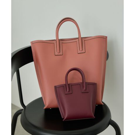 [^ԁFGGX85210]yNew Colorz2025NH~̐VFoIg̗ǂx[VbNJ[ƏH~̃_[NȃX^COɉffB[vJ[A킹8FԓyfUCEVGbgzrbOTCYŃVvȃfUCBV[gnh͊ۃ^Cvň₷AOnh͌ɂ₷^CvBc^obOɂ邱ƂŃoXǂX^C܂B}`LՂוA3dlB ^񒆂̎d؂|Pbgp[c͈S̃t@Xi[tłB킹ď|Pbg͂UA܂|WVɎ[\Aڂ₷HvƂȂĂ܂Bc[Ŏ^т₷AE'POR̗Oł鎩Ȃ܂łłT|[g܂BErւ̕Sy邽ߋɗ͋ȂyʉǋBE2wayꂼ̃nh́AobOĂXgX点悤Ɍɓ镔Aň镔ȂǗD݌vɁBV_[YɓɎ[ł\łBE13C`PCA4TCYCBc^obOɂ邱ƂŃoXǂX^C܂BE}`LՂוA3dlBS̃t@Xi[tłB킹6̃|PbgŐڂX[YɁB@\[ASn悭߂obOłBEA4TCYΉ̃TCÝAeʂŎ[͔QBA4ނp\RTCYŁAʋ΃obO₨dobOArWlXobOƂĂ߂łBX[cɂ͂AItBXJWAɂ킹₷fUCŁArWlXV[ɂ߂łByfށzE'POR Ybag̗]萶n쐬An[t}bg̏iȍvlCr[(40)͍ɋ߂ZlCr[łBx[W(27)ƃx[Wn(28)̃x[W͓Fŉ݊̃x[WAx[Wn(29)̓sNׁ̂[WłB--------------------------------nF|PbgFt@Xi[|Pbg~1E|Pbg~6A4[FPC[F13C`tV_[RFȂJFt[̂݃t@Xi[eρF9.2L(|Pbg܂)--------------------------------yReẽCibvEΉTCYzRee MiniiiԁFGGX85220jiA4[FsjRee LargeiiԁFGGX85210jiA4[Fj̏íASDGs̊ϓ_sDzɕ񂾌`ōA͂܂ByE'POR(y G|[ )zZnCubg[J[̂߂̃GKgƋ@\˔ROPE'ɂ̐Vʋ΃obOfr[BHYBRID WORKER P邽߂ɁAobOsRu ƂƂ̂BAGvBELEGANCE(GKX)~ TECHNIQUE(@\) = ELEGANTIQUE(@\)ELEGANTIQUE(@\)ɂāAċzԂ 3 bŐgxx\ɂAɂ̐VdobOV[YłByRee([)zEfPOR(y G|[)̃VOl`[fƂđlĆuY BAGvV[ỸTChɗpvCtȃJ[B̎cp gE'POR̃[XhvWFNguRee([)vV[YBꂽFƕʂ̐nA厖ɁAfGɊpĂƍl钆Ő܂܂Bv_Ng̓A萔ł̔̔ɂ͂Ȃ܂AD]ĂV[YłB摜̏i̓TvłBۂ̏iƎdlAHATCYقȂꍇ܂BBeꏊ⃉CeBOAg̃j^[ɂĐF̌قȂꍇ܂BĩJ[͉摜̐FQƂB͎dl̂߁AFƈقȂꍇ܂B