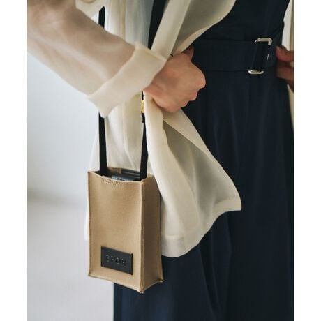 [^ԁFGGX85510]yfށzTXeBiuF؎擾̎ŕ҂񂾓̂肵Ғñjbgt@ubNByfUCEVGbgzg₷lAX}z܂鎩V_[obOByĂ肵ҒnƁA|PbgQĂ܂BX}zQeʊŁA}`Ɏg܂BړɂœKȗDfފBiPhone 16 Pro [\TCYBdItBXŃ|PbĝȂm̂Ƃ₨óAX}[gtHp~jobOƂĂ􂵂܂BEX}zQeʊE\yJ[zubNAx[WAN[3FWJ----------------------------|PbgFiɃI[v2j[FiPhone 16 ProV_[RFOsEJF}Olbg----------------------------yV[ŶЉzPC TOTE(i:GGX85500jTABLET CASE(i:GGZ85500jGADGET Shoulder Mini(i:GGX85510j܂B̏íASDGs̊ϓ_sDzɕ񂾌`ōA͂܂ByE'POR(y G|[ )zZnCubg[J[̂߂̃GKgƋ@\˔ROPE'ɂ̐Vʋ΃obOfr[BHYBRID WORKER P邽߂ɁAobOsRu ƂƂ̂BAGvBELEGANCE(GKX)~ TECHNIQUE(@\) = ELEGANTIQUE(@\)ELEGANTIQUE(@\)ɂāAċzԂ 3 bŐgxx\ɂAɂ̐VdobOV[YłB摜̏i̓TvłB ۂ̏iƎdlAHATCYقȂꍇ܂BBeꏊ⃉CeBOAg̃j^[ɂĐF̌قȂꍇ܂BĩJ[͉摜̐FQƂB͎dl̂߁AFƈقȂꍇ܂B