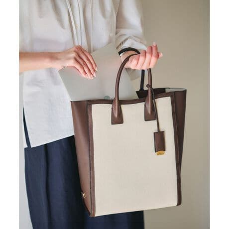 [^ԁFGGX85300]yfUCzEnhorO\ȃV_[xgt2way̎łEVvȃtHȂg₷l\E14C`p\RƂēTCYEdobOAʋ΃obOArWlXobOƂĂ߁E܂œ͂傫Ƃ|PbgQzuAobOdĎgBKWFbgiipadȂǁjp\RƁAzȂǂ𕪂ēEt@Xi[t|PbgQtBŜt@Xi[|Pbgo₷ʒuɔzȕZ߂āArbOobO𐮗ڂĂgp܂BE G߂WF_[ȂzƂȂ܂BVvȒɎg₷lʂx[VbNobOBE݌v----------------------------|PbgFiOɃI[v1AɃt@Xi[2jA4[FPC[F13C`\tV_[RFOEJFI[v----------------------------yfށzLoXƍṽRrl[VyV[ŶЉzcfUCI BAG LARGE(i:GGX85300jƉfUCI BAG WIDE(i:GGX85320j2̃fUC܂ByE'POR(y G|[ )zZnCubg[J[̂߂̃GKgƋ@\˔ROPE'ɂ̐Vʋ΃obOfr[BHYBRID WORKER P邽߂ɁAobOsRu ƂƂ̂BAGvBELEGANCE(GKX)~ TECHNIQUE(@\) = ELEGANTIQUE(@\)ELEGANTIQUE(@\)ɂāAċzԂ 3 bŐgxx\ɂAɂ̐VdobOV[YłBA4TCYΉ̃TCÝAeʂŎ[͔QBA4ނp\RTCYŁAʋ΃obO₨dobOArWlXobOƂĂ߂łBX[cɂ͂AItBXJWAɂ킹₷fUCŁArWlXV[ɂ߂łB摜̏i̓TvłB ۂ̏iƎdlAHATCYقȂꍇ܂BBeꏊ⃉CeBOAg̃j^[ɂĐF̌قȂꍇ܂BĩJ[͉摜̐FQƂB͎dl̂߁AFƈقȂꍇ܂B