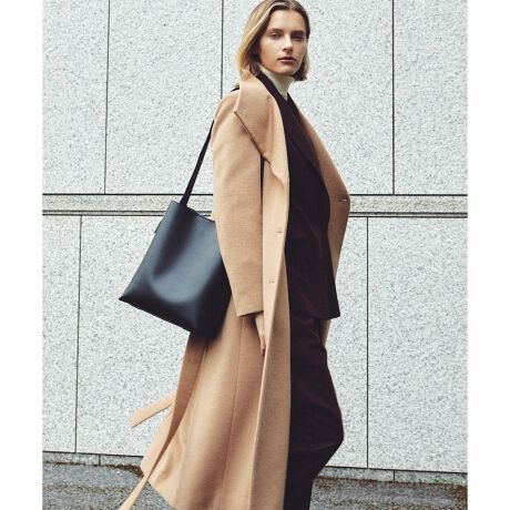 [^ԁFGGO35020]_ŒC5Oオ~AE^[p̍}I̓~߂̖{iE[R[g^t̗ߕŗlXȕ\y߂v~AJV~R[gB{^𗯂߂ċ݂𗧂GKgȈۂɁA݂̋܂NVJȕ͋CɂB^~̖hƂ̗ɂ̃E[R[głByfUCEVGbgz񂩂痼̃VGbg̓IŐĝɉ悤ȂтꂪAii荂MȈۂ^X^CAbvAbvR[gɎdグ܂B̓ZbgCiǧe܂Őɐ؂Ԃ鑳̂ƁjŃWPbĝ悤ȗ̓Iōׂ߂̍BWXgTCŶȂ̂ŁAǧ3.5cmx傫TCYIԂ̂߂łBZ~_ũX^hlbNJƃgCAOJ[ƂĂp\Aʂ҂ł邾łȂA[߂ɊJfReA炵Ă܂B܂AzxgőO߂āAs[X̂悤ɌĂfGłBdAZj[⊥ՂȂǁAƂV[p̃R[gƂĂ􂷂̂ŁA1N[[bgɂƁAƂɈSłBy߂̃X^COzpcԂ̃^CgXJ[gƂ킹₷VGbgByNew ColorzN̔Ă߂̃uEn(22)ʌŒǉ܂BH~̃VbNȃJ[ƑǂA{l̔Ɠ݂₷nłByfށz㎿ȃmE[ƃJV~uhčꂽnCJEgr[o[fށBJV~L̃\tgƏiȌ򊴂̂fނłB----------------------------FȂnFLkFȂ򊴁FȂňF|PbgFJF{^----------------------------yfzfg:175cm@pTCY:38yv~AJV~ V[YzfނŃfUCႢ̃v~AJV~ V[gR[gii:GGL35020jv~AJV~ OR[gii:GGO35020jv~AJV~ V[J[R[gii:GGO35100j܂B摜̏i̓TvłBۂ̏iƎdlAHATCYقȂꍇ܂BBeꏊ⃉CeBOAg̃j^[ɂĐF̌قȂꍇ܂BĩJ[͉摜̐FQƂB͎dl̂߁AFƈقȂꍇ܂By2025 Autumn/Winterzy25AWzAE^[C~R[gC~AE^[COR[gCOAE^[C