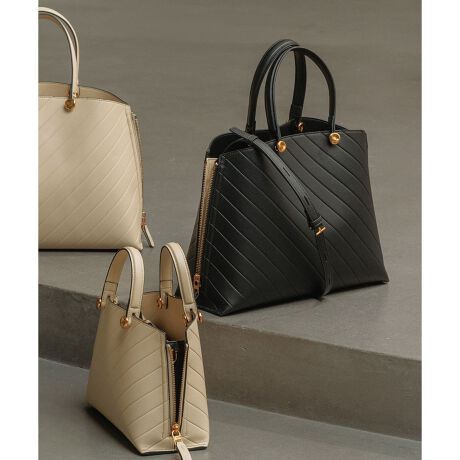 [^ԁFGGX85270]yfUCzVvȂ܂ȂA3\3̃|Pbgŉוł@\IobOBTChWbvJƍF̂A\ς܂B[߂̃}`Ŏ[͂AuƂ邽ߏoꂪX[YBV_[xgtŌ|E΂ߊ|2WAYdlB肪ӂ肪ȈړV[ɂœKłB--------------------------------|PbgFiɃI[v1At@Xi[1jA4/13C`PC̎[FstV_[FOEJFt@Xi[FS[heF肻̑F}`̃TChWbv͊J--------------------------------yX^COzKvȉוƂĎ[łAI̓It̓킹₷TCYB肵ȂfUCŁAꂢ߃X^C甲̂JWAR[f܂ŕL􂵂܂Byfށz{̂̓IWiJ̃_utFCXX[XfނgpBȂ߂炩Ńn̂鎿łBnɂ͊ɔzTCN|GXefނ̗pByE'POR(y G|[ )zZnCubg[J[̂߂̃GKgƋ@\˔ROPE'ɂ̐Vʋ΃obOfr[BHYBRID WORKER P邽߂ɁAobOsRu ƂƂ̂BAGvBELEGANCE(GKX)~ TECHNIQUE(@\) = ELEGANTIQUE(@\)ELEGANTIQUE(@\)ɂāAċzԂ 3 bŐgxx\ɂAɂ̐VdobOV[YłBy2025Nf Y BAGV[YzEA4[Y BAG Medium+ii:GGX85190jY BAG Large ii:GGX85130jY BAG Wide ii:GGX85140jY BAG Shoulder Lii:GGX85160jEA4[sY BAG Miniii:GGX85100jY BAG Mini Embossii:GGX85260jY BAG Medium ii:GGX85110jY BAG Medium Embossii:GGX85270jY BAG Picoii:GGZ85020jY BAG Shoulder Microii:GGX85900jY BAG Shoulder Miniii:GGX84451jY BAG Shoulder Mediumii:GGX85150j̏íASDGs̊ϓ_sDzɕ񂾌`ōA͂܂B摜̏i̓TvłB ۂ̏iƎdlAHATCYقȂꍇ܂BBeꏊ⃉CeBOAg̃j^[ɂĐF̌قȂꍇ܂BĩJ[͉摜̐FQƂB͎dl̂߁AFƈقȂꍇ܂B