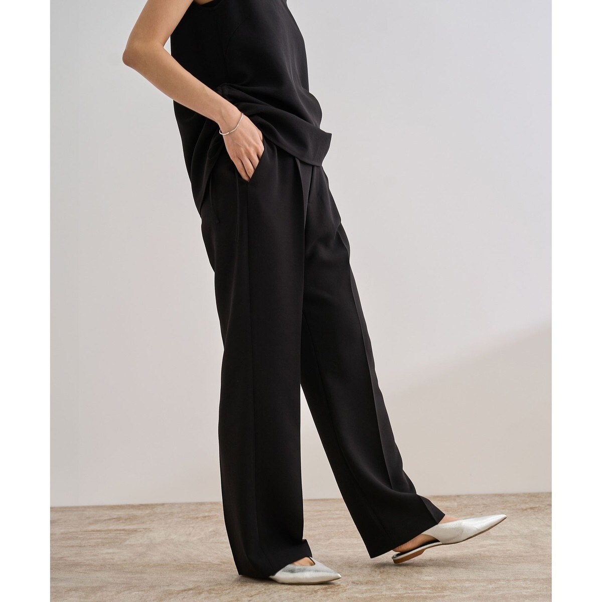 洗える】バックサテンセミフレアパンツ【WEB・一部店舗限定】 | ロペ