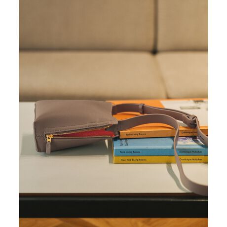 [^ԁFGGX85900]yfUCzEY BAG Shoulder Mini̔قǁA̕ɏTCYEOFTChɃI[v|PbgARpNgȔ̃nJ`[łXy[X܂BEFI[v|PbgPAobO{̂̊J̓}Olbĝ݂łA|Pbg̐[肠̂ŁAĂȂȂ₷bvJM̂܂܎[ĂS----------------------------|PbgFɃI[vPA4[FsV_[ROFsEJF}OlbgeFȂ̑F}`̃TChWbv͊J----------------------------yJ[z{̃J[~TChJ[͑SFƂS[hłBE(01)ubN~X[L[u[E(08)CgO[~`R[E(16)Li~x_[E(20)_[NuE~IWyfށz{̂̓IWiŊJ_utFCXX[XfޗnɃTCN|GXefނ̗pĂ܂ByE'POR(y G|[ )zZnCubg[J[̂߂̃GKgƋ@\˔ROPE'ɂ̐Vʋ΃obOfr[BHYBRID WORKER P邽߂ɁAobOsRu ƂƂ̂BAGvBELEGANCE(GKX)~ TECHNIQUE(@\) = ELEGANTIQUE(@\)ELEGANTIQUE(@\)ɂāAċzԂ 3 bŐgxx\ɂAɂ̐VdobOV[YłBy2025Nf Y BAGV[YzEA4[FY BAG Medium+ii:GGX85190jY BAG Large ii:GGX85130jY BAG Wide  ii:GGX85140jY BAG Shoulder Lii:GGX85160jEA4[FsY BAG Miniii:GGX85100jY BAG Medium ii:GGX85110jY BAG Picoii:GGZ85020jY BAG Shoulder Microii:GGX85900jY BAG Shoulder Miniii:GGX84451jY BAG Shoulder Mediumii:GGX85150j̏íASDGs̊ϓ_sDzɕ񂾌`ōA͂܂B摜̏i̓TvłB ۂ̏iƎdlAHATCYقȂꍇ܂BBeꏊ⃉CeBOAg̃j^[ɂĐF̌قȂꍇ܂BĩJ[͉摜̐FQƂB͎dl̂߁AFƈقȂꍇ܂B