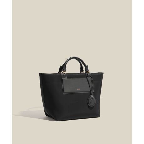 [^ԁFGGX86460]yfUCzEeʂȂ̂ɖ650gƌyʂȋ@\obOEyʂŝɗDꂽiCfނ̗pE[߂̃}`Ŏ[͂AڈȏɂՂTCYEyƂ\ŁAוX}[gɎĂEV_[xgtŌ|A΂ߊ|2WAYdlEiCȂAXG[hƂ̑gݍ킹ŏiȈۂɁE͔ZS[hŗvXE肪ӂ肪ȈړV[ɂœK----------------------------|PbgF(ɃI[vCt@Xi[1)A4[FsPC̎[FsV_[RFOsEJF}Olbg----------------------------yX^COzʋ΂x̂oAsɂΉłg₷TCYBVCɂg靛fނAɐH݂ɂV_[lC̃|CgB肵AJWAɂꂢ߂ɂ킹₷AV[킸􂵂܂ByfށzH{iCɁAXG[h{fBOfށByĂ^ꂵɂAԂ̎gpKłBy2026Nf BOAT BAGV[YzEA4[FE'POR BOAT BAG LargeiVi:GGX86450 i:GGX85450/ubN(01)̂ݓ^FłBjEA4[FsE'POR BOAT BAG Mediumii:GGX86460  i:GGX85460/ubN(01)̂ݓ^FłBjE'POR BOAT BAG Miniii:GGX86470jyE'POR(y G|[ )zZnCubg[J[̂߂̃GKgƋ@\˔ROPE'ɂ̐Vʋ΃obOfr[BHYBRID WORKER P邽߂ɁAobOsRu ƂƂ̂BAGvBELEGANCE(GKX)~ TECHNIQUE(@\) = ELEGANTIQUE(@\)ELEGANTIQUE(@\)ɂāAċzԂ 3 bŐgxx\ɂAɂ̐VdobOV[YłB̏íASDGs̊ϓ_sDzɕ񂾌`ōA͂܂B摜̏i̓TvłB ۂ̏iƎdlAHATCYقȂꍇ܂BBeꏊ⃉CeBOAg̃j^[ɂĐF̌قȂꍇ܂BĩJ[͉摜̐FQƂB͎dl̂߁AFƈقȂꍇ܂By2026 Spring/Summerzy26SSz