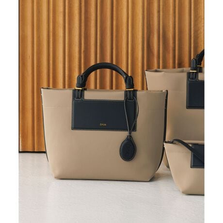 [^ԁFGGX86460]yfUCzEeʂȂ̂ɖ650gƌyʂȋ@\obOEyʂŝɗDꂽiCfނ̗pE[߂̃}`Ŏ[͂AڈȏɂՂTCYEyƂ\ŁAוX}[gɎĂEV_[xgtŌ|A΂ߊ|2WAYdlEiCȂAXG[hƂ̑gݍ킹ŏiȈۂɁE͔ZS[hŗvXE肪ӂ肪ȈړV[ɂœK----------------------------|PbgF(ɃI[vCt@Xi[1)A4[FsPC̎[FsV_[RFOsEJF}Olbg----------------------------yX^COzʋ΂x̂oAsɂΉłg₷TCYBVCɂg靛fނAɐH݂ɂV_[lC̃|CgB肵AJWAɂꂢ߂ɂ킹₷AV[킸􂵂܂ByfށzH{iCɁAXG[h{fBOfށByĂ^ꂵɂAԂ̎gpKłBy2026Nf BOAT BAGV[YzEA4[FE'POR BOAT BAG LargeiVi:GGX86450 i:GGX85450/ubN(01)̂ݓ^FłBjEA4[FsE'POR BOAT BAG Mediumii:GGX86460  i:GGX85460/ubN(01)̂ݓ^FłBjE'POR BOAT BAG Miniii:GGX86470jyE'POR(y G|[ )zZnCubg[J[̂߂̃GKgƋ@\˔ROPE'ɂ̐Vʋ΃obOfr[BHYBRID WORKER P邽߂ɁAobOsRu ƂƂ̂BAGvBELEGANCE(GKX)~ TECHNIQUE(@\) = ELEGANTIQUE(@\)ELEGANTIQUE(@\)ɂāAċzԂ 3 bŐgxx\ɂAɂ̐VdobOV[YłB̏íASDGs̊ϓ_sDzɕ񂾌`ōA͂܂B摜̏i̓TvłB ۂ̏iƎdlAHATCYقȂꍇ܂BBeꏊ⃉CeBOAg̃j^[ɂĐF̌قȂꍇ܂BĩJ[͉摜̐FQƂB͎dl̂߁AFƈقȂꍇ܂By2026 Spring/Summerzy26SSz