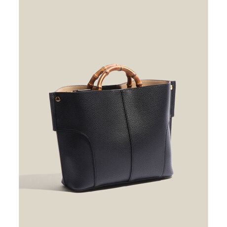 [^ԁFGGX86240]yfUCzEou[nh|CgCȂŏiȈۂɁEou[nhi|̎jƁAO\ȕtV_[2WAY̎\EJ傫m̎F₷^tHE3\Ŏ[ACe𐮗ڂ₷EetłƎẼVvȂ܂ȂA|Pbgŏł@\IobOE肪ӂ肪ȈړV[ɍœK----------------------------|PbgF(ɃI[v3)A4[FstV_[RFOEJFC/tHXi[CTCh/}OlbgeF----------------------------yX^COzRpNgɕKvȂ̂ցBou[nhvXAꂢڂȒʋ΃V[Ɍ炸xɂL킹܂Bn[t}bgȃVN̂Ȃ₩ȕ\ʊAƕJWAقǂ悭ał悤fUCłB΂̕ItBXJWAOK͂̕dobOƂĂ}b`iȃfUCBO\ȃXgbvtȂ̂ŁAV_[obOƂĂgp\BTuobOƍ킹ăobO2߂łByfށz̃VNƃXG[h{fBOȂ₩ȑfފBnɃTCN|GXefނ̗pBou[nhɂĎȒfނ̂߁A\ʉʂ̒xɂA蕔͂悻̒LڂĂ܂ByBAMBOOV[YzEA4[FBAMBOO BAG Largeii:GGX86250 i:GGX85250jEA4[FsBAMBOO BAG Miniii:GGX86230 i:GGX85230jBAMBOO BAG Mediumii:GGX86240 i:GGX85240jyE'POR(y G|[ )zZnCubg[J[̂߂̃GKgƋ@\˔ROPE'ɂ̐Vʋ΃obOfr[BHYBRID WORKER P邽߂ɁAobOsRu ƂƂ̂BAGvBELEGANCE(GKX)~ TECHNIQUE(@\) = ELEGANTIQUE(@\)ELEGANTIQUE(@\)ɂāAċzԂ3bŐgxx\ɂAɂ̐VdobOV[YłB̏íASDGs̊ϓ_sDzɕ񂾌`ōA͂܂B摜̏i̓TvłB ۂ̏iƎdlAHATCYقȂꍇ܂BBeꏊ⃉CeBOAg̃j^[ɂĐF̌قȂꍇ܂BĩJ[͉摜̐FQƂB͎dl̂߁AFƈقȂꍇ܂By2026 Spring/Summerzy26SSz