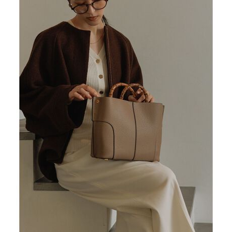 [^ԁFGGX86240]yfUCzEou[nh|CgCȂŏiȈۂɁEou[nhi|̎jƁAO\ȕtV_[2WAY̎\EJ傫m̎F₷^tHE3\Ŏ[ACe𐮗ڂ₷EetłƎẼVvȂ܂ȂA|Pbgŏł@\IobOE肪ӂ肪ȈړV[ɍœK----------------------------|PbgF(ɃI[v3)A4[FstV_[RFOEJFC/tHXi[CTCh/}OlbgeF----------------------------yX^COzRpNgɕKvȂ̂ցBou[nhvXAꂢڂȒʋ΃V[Ɍ炸xɂL킹܂Bn[t}bgȃVN̂Ȃ₩ȕ\ʊAƕJWAقǂ悭ał悤fUCłB΂̕ItBXJWAOK͂̕dobOƂĂ}b`iȃfUCBO\ȃXgbvtȂ̂ŁAV_[obOƂĂgp\BTuobOƍ킹ăobO2߂łByfށz̃VNƃXG[h{fBOȂ₩ȑfފBnɃTCN|GXefނ̗pBou[nhɂĎȒfނ̂߁A\ʉʂ̒xɂA蕔͂悻̒LڂĂ܂ByBAMBOOV[YzEA4[FBAMBOO BAG Largeii:GGX86250 i:GGX85250jEA4[FsBAMBOO BAG Miniii:GGX86230 i:GGX85230jBAMBOO BAG Mediumii:GGX86240 i:GGX85240jyE'POR(y G|[ )zZnCubg[J[̂߂̃GKgƋ@\˔ROPE'ɂ̐Vʋ΃obOfr[BHYBRID WORKER P邽߂ɁAobOsRu ƂƂ̂BAGvBELEGANCE(GKX)~ TECHNIQUE(@\) = ELEGANTIQUE(@\)ELEGANTIQUE(@\)ɂāAċzԂ3bŐgxx\ɂAɂ̐VdobOV[YłB̏íASDGs̊ϓ_sDzɕ񂾌`ōA͂܂B摜̏i̓TvłB ۂ̏iƎdlAHATCYقȂꍇ܂BBeꏊ⃉CeBOAg̃j^[ɂĐF̌قȂꍇ܂BĩJ[͉摜̐FQƂB͎dl̂߁AFƈقȂꍇ܂By2026 Spring/Summerzy26SSz