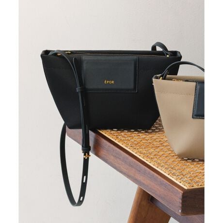 [^ԁFGGX86470]yfUCzE200giV_[xgjƒyʂȋ@\obOEו1̃Xy[XYɕׂĎ[\E}`LAJƂɈڂŎoוE{̂t@Xi[JȂ̂ŁAMdi|[`ɏȂĂSESEyʂŝɗDꂽiCfނ̗pE[߂̃}`ŉו̏oꂪ₷AڈȏƑeʁEꂪ܂AdוĂ`ɂ݌vEuƂɂ莩AƊ̂Ȃ܂EV_[xgtŌ|E΂ߊ|2WAYdlEiCȂAXG[hƂ̑gݍ킹ŏiȈۂɁE͔ZS[hŗvXE肪ӂ肪ȈړV[ɂœKEgyɂoAsp̃V_[obOƂāATuobO2߁B----------------------------|PbgF(ɃI[v1)A4[FsPC̎[FsV_[RFOsEJFt@Xi[----------------------------yfށz{̂͝H̃iCɃXG[h{fBOfށByƎ𗼗AfC[Ɏg₷łBy2026Nf BOAT BAGV[YzEA4[FE'POR BOAT BAG LargeiVi:GGX86450 i:GGX85450/ubN(01)̂ݓ^FłBjEA4[FsE'POR BOAT BAG Mediumii:GGX86460 i:GGX85460/ubN(01)̂ݓ^FłBjE'POR BOAT BAG Miniii:GGX86470j̏íASDGs̊ϓ_sDzɕ񂾌`ōA͂܂B摜̏i̓TvłBۂ̏iƎdlAHATCYقȂꍇ܂BBeꏊ⃉CeBOAg̃j^[ɂĐF̌قȂꍇ܂BĩJ[͉摜̐FQƂB͎dl̂߁AFƈقȂꍇ܂By2026 Spring/Summerzy26SSz