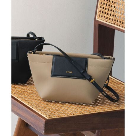 [^ԁFGGX86470]yfUCzE200giV_[xgjƒyʂȋ@\obOEו1̃Xy[XYɕׂĎ[\E}`LAJƂɈڂŎoוE{̂t@Xi[JȂ̂ŁAMdi|[`ɏȂĂSESEyʂŝɗDꂽiCfނ̗pE[߂̃}`ŉו̏oꂪ₷AڈȏƑeʁEꂪ܂AdוĂ`ɂ݌vEuƂɂ莩AƊ̂Ȃ܂EV_[xgtŌ|E΂ߊ|2WAYdlEiCȂAXG[hƂ̑gݍ킹ŏiȈۂɁE͔ZS[hŗvXE肪ӂ肪ȈړV[ɂœKEgyɂoAsp̃V_[obOƂāATuobO2߁B----------------------------|PbgF(ɃI[v1)A4[FsPC̎[FsV_[RFOsEJFt@Xi[----------------------------yfށz{̂͝H̃iCɃXG[h{fBOfށByƎ𗼗AfC[Ɏg₷łBy2026Nf BOAT BAGV[YzEA4[FE'POR BOAT BAG LargeiVi:GGX86450 i:GGX85450/ubN(01)̂ݓ^FłBjEA4[FsE'POR BOAT BAG Mediumii:GGX86460 i:GGX85460/ubN(01)̂ݓ^FłBjE'POR BOAT BAG Miniii:GGX86470j̏íASDGs̊ϓ_sDzɕ񂾌`ōA͂܂B摜̏i̓TvłBۂ̏iƎdlAHATCYقȂꍇ܂BBeꏊ⃉CeBOAg̃j^[ɂĐF̌قȂꍇ܂BĩJ[͉摜̐FQƂB͎dl̂߁AFƈقȂꍇ܂By2026 Spring/Summerzy26SSz