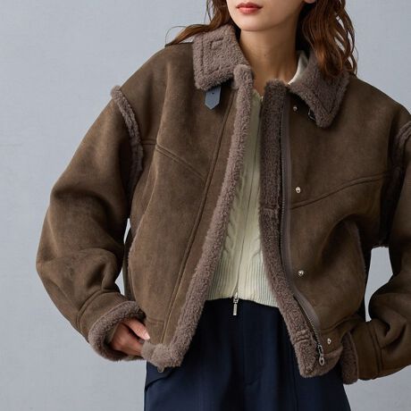 [^ԁF5563-3707]̃{AgABe[Ŵu]B⑳̐܂ԂfUCANZgɁIgЍL߂̃I[o[VGbgȂȂ▭ȏŁAtAXJ[gȂǂ̃{gƍ킹Ă肵ɂA~̃JWAAE^[Ƃďd󂷂ACełB̂fނ̃pcƍ킹đlJWAȃX^CO߂łBpfg163cm fډ摜̏i̐F́A Beꏊ̓ȂǂɂFقȂČꍇ܂Bi̐F́AnAbv̉摜QƂB܂Aql̂gPCEX}[gtH̃j^[ȂǂɂFقȂČꍇ܂B\߂̏ゲB