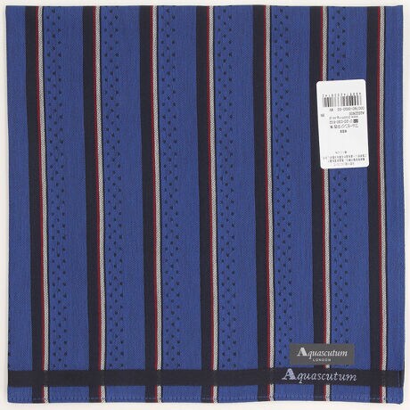 [^:0007900003]Ȃ̂ȂVvȃXgCv́AMtgɂœKȈꖇłBԂ̃lCr[ɁAu₩ȃu[ƃx[W̃x[XJ[AJ[oG[V葵܂BANAXL[^炵NVJȃfUCIȁAg₷am{[_[łB[Aquascutum] 1851N hA[WFgX̍dX^[g ANAXL[^́Aégaqua-hƁgscutum-hgݍ킹B gAquascutumhhR[gŐEIȕ]󂯁Aȗ _EueBbVuhƂāAɂ킽Ė{ǋ GO[NeBux󂯑Ă n݂170N̗jA`̃uhłB