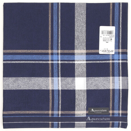 [^:0007900004]NVJłȂA`FbNƃJ[OVNfUCłByCY[o܂BANAXL[^炵NVJȃfUCIȁAg₷am{[_[łB[Aquascutum] 1851N hA[WFgX̍dX^[g ANAXL[^́Aégaqua-hƁgscutum-hgݍ킹B gAquascutumhhR[gŐEIȕ]󂯁Aȗ _EueBbVuhƂāAɂ킽Ė{ǋ GO[NeBux󂯑Ă n݂170N̗jA`̃uhłB