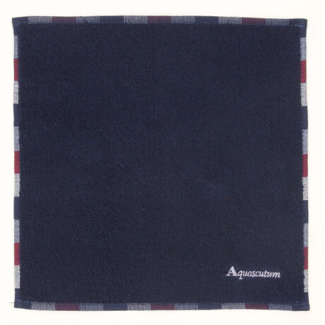 [^:0010730001]ñpCɁAw̃`FbNANZgɂȂĂ܂BLV[łg1Ɏdグ܂Bwʂ̓w̃`FbNy߂fUCłBgpV[̑^InJ`BpIȂAANAXL[^炵fUCڂ܂B[Aquascutum]1851N hA[WFgX̍dX^[gANAXL[^́Aégaqua-hƁgscutum-hgݍ킹BgAquascutumhhR[gŐEIȕ]󂯁Aȗ_EueBbVuhƂāAɂ킽Ė{ǋGO[NeBux󂯑Ăn݂170N̗jA`̃uhłB