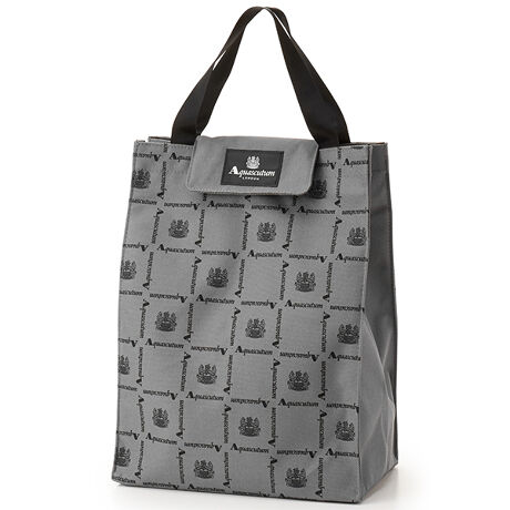 [^:0012700001]obO𔼕ɂ݃zbN߂ƃRpNgɂȂg[gobOBŉו̃TuobOƂĊ􂵂܂BߗނȂǂĈk[łAgxobO̒̐ɂg܂BObgɃCAEgꂽuhSɁAuhACR̃NXgíjANZgɂfUCłB[Aquascutum]1851N hA[WFgX̍dX^[gANAXL[^́Aégaqua-hƁgscutum-hgݍ킹BgAquascutumhhR[gŐEIȕ]󂯁Aȗ_EueBbVuhƂāAɂ킽Ė{ǋGO[NeBux󂯑Ăn݂170N̗jA`̃uhłB