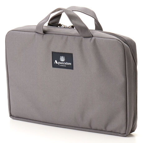 [^:0012710001]o◷sAʋΎ̎^тɕ֗PCP[XBbNTChobOɂ΂炸ɓ܂BJ₷_ut@Xi[ŁÃ|Pbgɂ͏𐮗ĈꏏɎ[ł܂BObgɃCAEgꂽuhSɁAuhACR̃NXgíjANZgɂfUCłB[Aquascutum]1851N hA[WFgX̍dX^[gANAXL[^́Aégaqua-hƁgscutum-hgݍ킹BgAquascutumhhR[gŐEIȕ]󂯁Aȗ_EueBbVuhƂāAɂ킽Ė{ǋGO[NeBux󂯑Ăn݂170N̗jA`̃uhłB