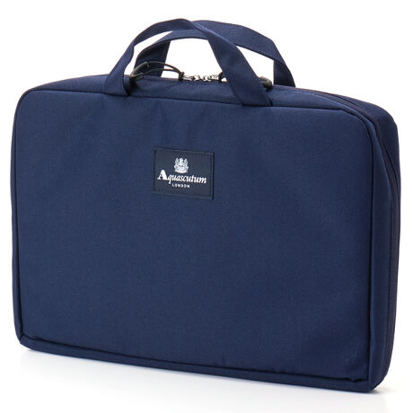 [^:0012710002]o◷sAʋΎ̎^тɕ֗PCP[XBbNTChobOɂ΂炸ɓ܂BJ₷_ut@Xi[Ã|Pbgɂ͏𐮗ĈꏏɎ[ł܂Bx[VbNȃlCr[̃`FbNŒjƍ킸g܂B[Aquascutum]1851N hA[WFgX̍dX^[gANAXL[^́Aégaqua-hƁgscutum-hgݍ킹BgAquascutumhhR[gŐEIȕ]󂯁Aȗ_EueBbVuhƂāAɂ킽Ė{ǋGO[NeBux󂯑Ăn݂170N̗jA`̃uhłB