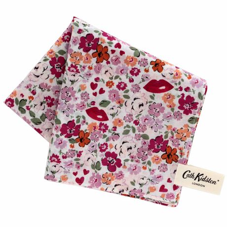 [^:0013580001]ƂRbgngpvg^Oڈ̃nJ`[tB炭ĂA[JCugpV[YłByCath Kidston(LX Lbh\)z1993NɉpmbeBOqŒaBe[Wƃ_ȃfUCZƎ̃X^C͓IȃCtX^CuhłBԕp̃`[tȂǂꂽACéAƒIŉ݂̂镵͋CoA̐lɈĂ܂BɁApƃfUCˑǴ݂AʂANZgƂĂlCŁAgƂɈƂ琢E̕LɎxĂ܂B