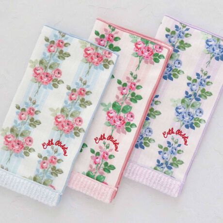 [^:0013600001]\ʂ̓ACRjbNȃt[vg{K[[nAʂ͂ӂӂ̃pCłByCath Kidston(LX Lbh\)z1993NɉpmbeBOqŒaBe[Wƃ_ȃfUCZƎ̃X^C͓IȃCtX^CuhłBԕp̃`[tȂǂꂽACéAƒIŉ݂̂镵͋CoA̐lɈĂ܂BɁApƃfUCˑǴ݂AʂANZgƂĂlCŁAgƂɈƂ琢E̕LɎxĂ܂B