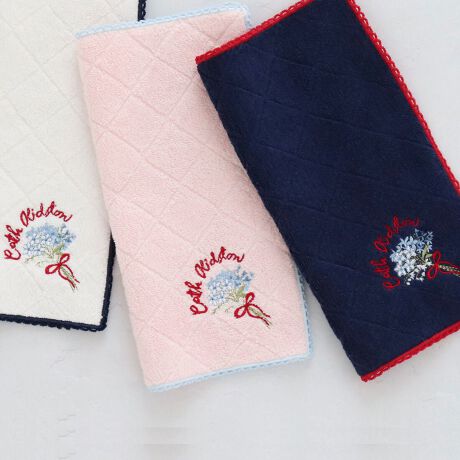 [^:0013600003]ACR`[t̃u[PhJŎ{^InJ`B̏ȃtA肰Ȃ炵oĂ܂ByCath Kidston(LX Lbh\)z1993NɉpmbeBOqŒaBe[Wƃ_ȃfUCZƎ̃X^C͓IȃCtX^CuhłBԕp̃`[tȂǂꂽACéAƒIŉ݂̂镵͋CoA̐lɈĂ܂BɁApƃfUCˑǴ݂AʂANZgƂĂlCŁAgƂɈƂ琢E̕LɎxĂ܂B