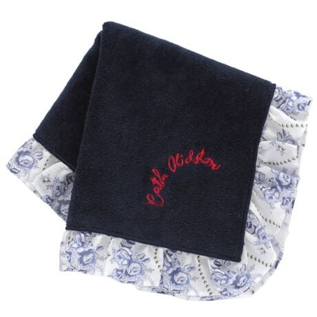 [^:0014550002]t|CgIĝyȂAƂĂ؂₩Ŗڂ䂭^InJ`łByCath Kidston(LX Lbh\)z1993NɉpmbeBOqŒaBe[Wƃ_ȃfUCZƎ̃X^C͓IȃCtX^CuhłBԕp̃`[tȂǂꂽACéAƒIŉ݂̂镵͋CoA̐lɈĂ܂BɁApƃfUCˑǴ݂AʂANZgƂĂlCŁAgƂɈƂ琢E̕LɎxĂ܂B