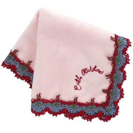 [^:0013620001]ACR`[t̃u[P̃[XŉAڂ䂭؂₩ȃ^InJ`ByCath Kidston(LX Lbh\)z1993NɉpmbeBOqŒaBe[Wƃ_ȃfUCZƎ̃X^C͓IȃCtX^CuhłBԕp̃`[tȂǂꂽACéAƒIŉ݂̂镵͋CoA̐lɈĂ܂BɁApƃfUCˑǴ݂AʂANZgƂĂlCŁAgƂɈƂ琢E̕LɎxĂ܂B