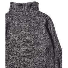 アドポーション(ADPOSION)のケーブル編みタートルネックニット