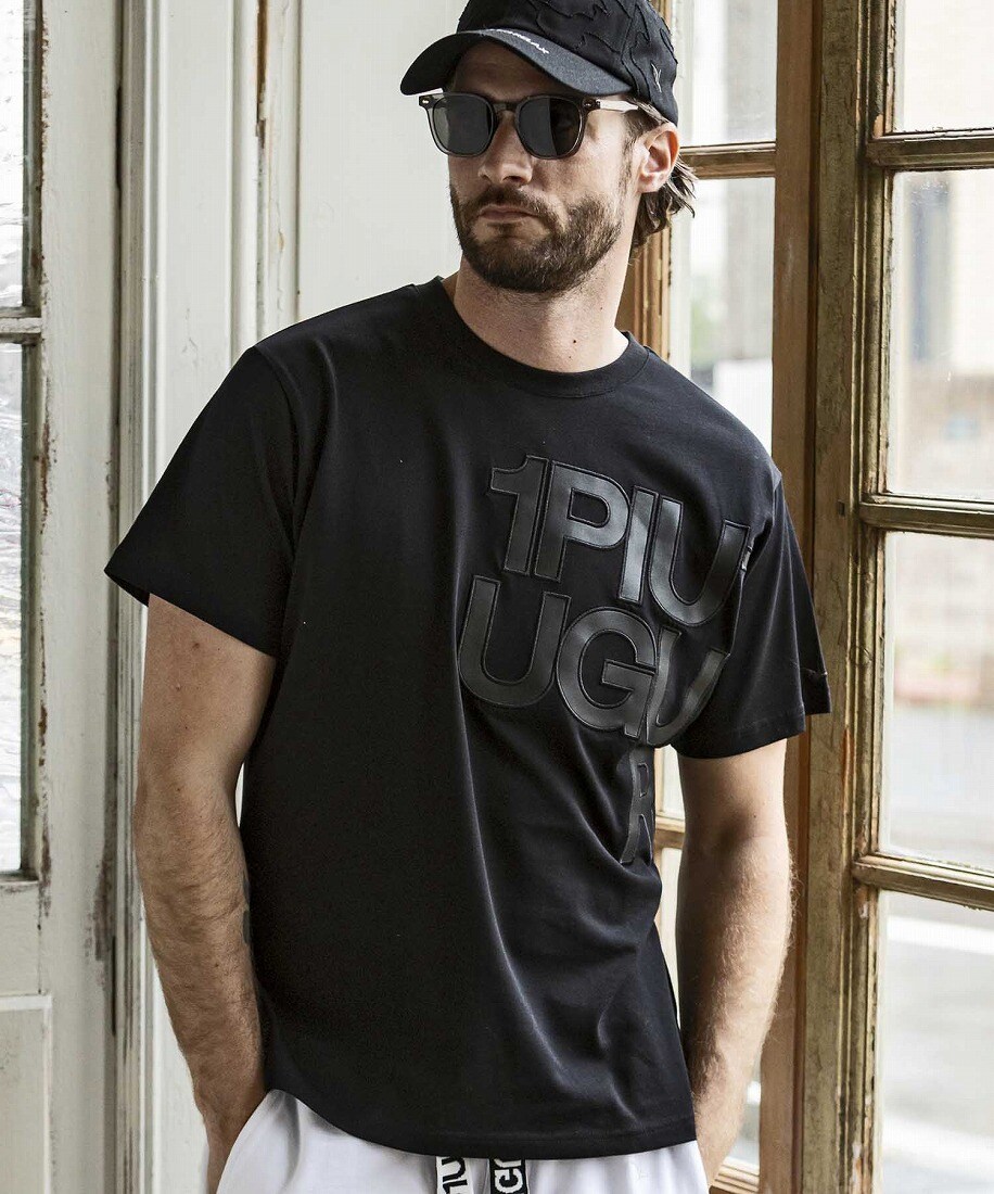 1PIU1UGUALE3 RELAX フェイクレザーロゴ半袖Tシャツ | ウノピゥ