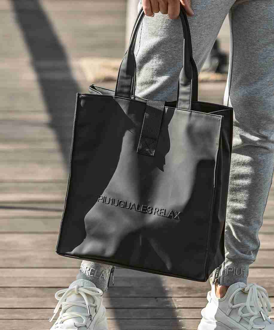 1PIU1UGUALE3 RELAX別注】ロゴ型押しトートバッグ | メンズビギ(MEN'S