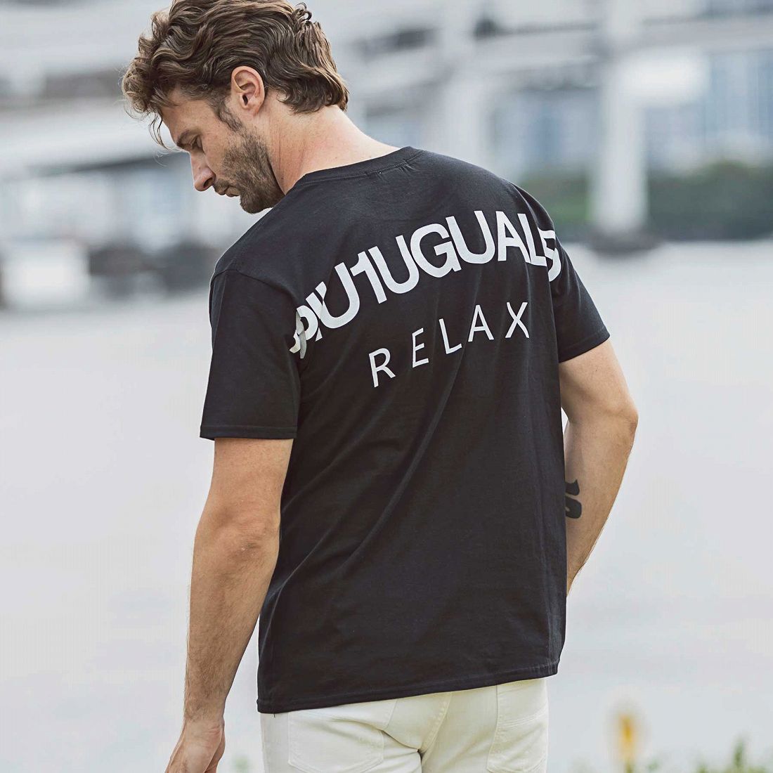 1PIU1UGUALE3 RELAX 縦ロゴ半袖Tシャツ | ウノピゥウノウグァー