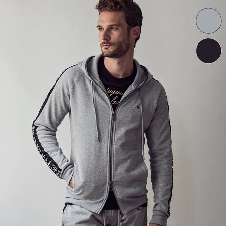 1PIU1UGUALE3 RELAX(ウノピゥウノウグァーレトレ)スリーブエンボスロゴ  