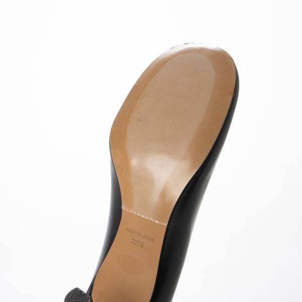 オブリークトゥプレーンパンプス