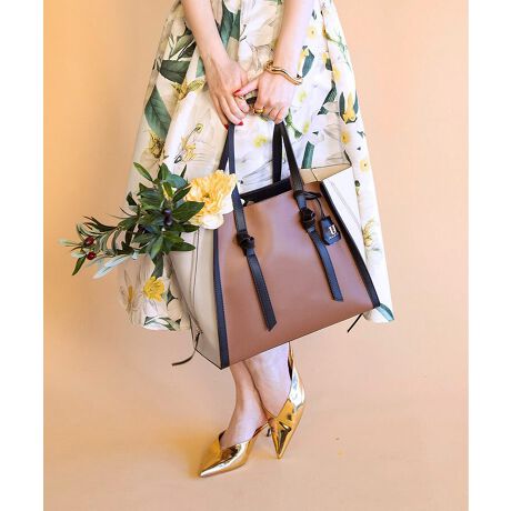 SSVF g[v~bNXoꂵ܂!!q܂̐ɂĐlCOZ[i*:+Bڈȏ̌yƃfUC˔rbOg[gobOu߈ȏɌyvƓXlCIIO\ȃV_[Xgbvt2WAYdlBTChWbp[(t@Xi[)̕ό`݂ȃg[gobOŁAJ߂ōD݂̃TCY`ɕςꉽʂ̃R[fy߂̂|CgłVvŖÔȂFƃtHBTCh̃Wbp[VѐSvXAƂU[̕\lۂR[fiグG߂Ȃł͂̃R[fɂYA{ȃX^Cył܂B}`mۂd؂̂ȂԂ͉ו₷A|PbgĂAo⎝yłBוȂʋΓxV[ł͏{̃XJ[tĂȂꊴôfGłˁl̃ZX铖X̃}XgACełB傫3TypeIڈȏ̎[́IRpNghSTCYE291-0031ʋ΃obOȂǂɂ傤ǂMTCYE161-0801Lԍŏi肢v܂BPUU[Ƃͥ_炩ƂG肪ŁA{vɋ߂ڂƎ̍/v(tFCNU[)łB{vî悤ȓʂȂ͕Kv܂BϐɗDĂ邱ƂłAJȂǂ̐Ă̓̊ȂǂŉĂ܂ۂɂ́A炩zŐ@ĂȂǊȒPȃeiXsĂƂ蒷邱Ƃ\łBAR[Ȃǂ܂܂n܂͗򉻂𑁂߂邱ƂɌq܂̂łӂBy Ui[jzfUCi[ Yuko Ohashi̋ՐɂӂCXs[Vꂽ}eAd`ɂiłBmA[itXōjl̏łFCɁALLlɔP߂̎iĂ܂BȂ̋P؂₩ɁAYuko OhashiƋɊFƊyłuhłB摜̏i̓TvłBۂ̏iƐFAdlAHATCYAfޓ኱قȂꍇ܂Bi摜́A̓p\RȂǂ̉{ɂAۂ̐FƈقȂČꍇ܂B\߂BipׂɁAAeV^OEl[KmF̏AGiJAȂǁjɂgpFFڂ̌ƂȂꍇ܂̂ŁA戵ɂ͏[ӂBAR[≖fnȂǂ̏ŁEۉtiɕtƁAFϐFEV~ꍇ򉻂𑁂߂錴ɂȂ܂̂łӂBîm点ޗ̉î2024N10菇iĒ܂B݂̓TCgɕ\Lꂽił̔̔ƂȂ܂BiɋLڂĂ鉿iɂ܂ċi/Vi݂Ă\܂A܂悤肢\グ܂B[^:022-6371]