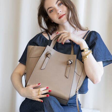 _Histoire݌v̔5,000˔jI^gTVh}ujɐ܂ꂽ́v֏i͂Ă܂BhgTVh}u_ UXyVv֏i͂Ă܂BhgTVh}uJtu`WF_[XjqɈĂ܂B`v֏i͂Ă܂BhlC̃Vo[V_[Xgbvtōēׂ܂!ƂȂɔ^ĂWbp[g[gobOVvŖÔȂFƃtHBTCh̃Wbp[ŗVѐSvXfUCłBƂU[̕\lۂR[fiグĂ܂}`mۂd؂̂ȂԂ͉ו₷AoyłBON/OFFp₷AhŃX^CbVȈۂɁBt@[`[XJ[tȂǏŗVł݂ĂfGłSTCYWJ܂yiR[h:291-0031zy Ui[jzfUCi[ Yuko Ohashi̋ՐɂӂCXs[Vꂽ}eAd`ɂiłBmA[itXōjl̏łFCɁALLlɔP߂̎iĂ܂BȂ̋P؂₩ɁAYuko OhashiƋɊFƊyłuhłBC⏝܂fނ̓ɂȂ܂̂ŗ\߂BipׂɁAAeV^OEl[KmF̏Ap͂舵B摜̏i̓TvłBۂ̏iƐFAdlAHATCYAfޓ኱قȂꍇ܂BAR[≖fnȂǂ̏ŁEۉtiɕtƁAFϐFEV~ꍇ򉻂𑁂߂錴ɂȂ܂̂łӂBîm点ޗ̉î2024N10菇iĒ܂B݂̓TCgɕ\Lꂽił̔̔ƂȂ܂BiɋLڂĂ鉿iɂ܂ċi/Vi݂Ă\܂A܂悤肢\グ܂B[^:161-0801]