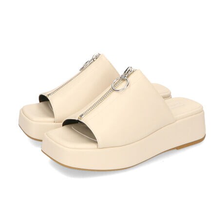 [^:31284]L߂̃XNGAgDɁAтɗhT[N`[tt̃tgWbv[hȃANZgvXT_B{[̂VGbgzCg̃\[œꂵA_炩ȈۂɎdグ邱ƂŕLX^COɂ}b`Bb݂ł[߂̗ɁA፷̏Ȃq[ŒԂ̕słɂD́B