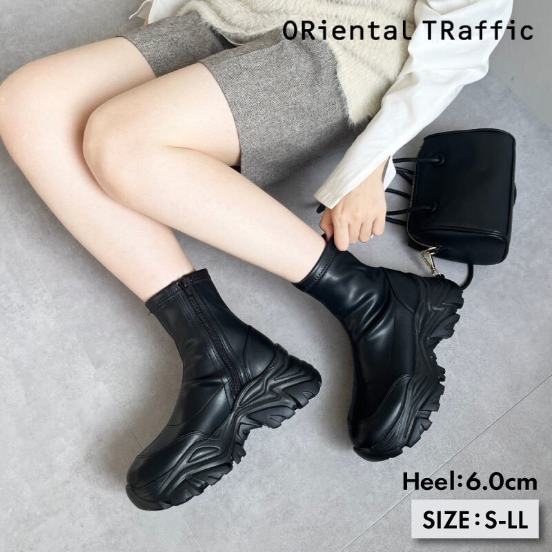 厚底なのに軽量 柔らかストレッチ素材 スニーカーソールショートブーツ