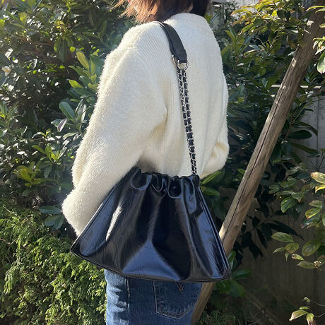 VH{fނ̃XNGAobO͎蕔ɍfނ҂ݍ񂾃`F[gp邱ƂłƂƂGbWACeB{̂Ƀ\tgU[gpĂ̂ŊԌ傫Jו̏oX[YB̑ʂɂ1|PbgtĂ̂ŏYɎ[邱ƂoȂǋ@\ʂ[BTvɂĎBeĂ܂̂ŁA~FASFAn̐F̎dlɕύXꍇ܂B炩߂B[^:BA-250]