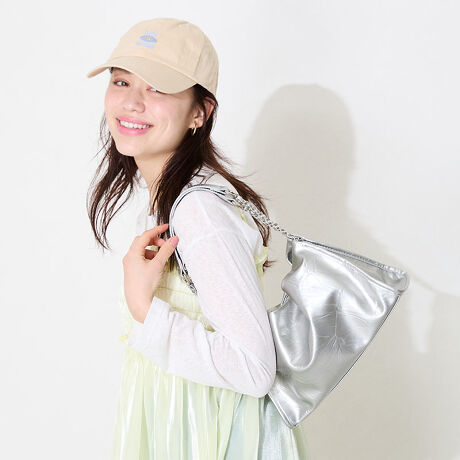 VH{fނ̃XNGAobO͎蕔ɍfނ҂ݍ񂾃`F[gp邱ƂłƂƂGbWACeB{̂Ƀ\tgU[gpĂ̂ŊԌ傫Jו̏oX[YB̑ʂɂ1|PbgtĂ̂ŏYɎ[邱ƂoȂǋ@\ʂ[BTvɂĎBeĂ܂̂ŁA~FASFAn̐F̎dlɕύXꍇ܂B炩߂B[^:BA-250]