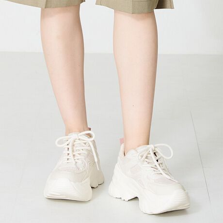 lCp̃{[Ղ̌Xj[J[́Aׂ₩ȃD荞񂾃Abp[fUCɂ邱ƂŏiȈۂɁBX|[eB[ɂȂ肷Ȃg[J[Ȃ̂ŃtF~jR[fɂ킹₷AXJ[g⃏s[X͂A~j{gƍ킹ċrʂ҂ł̂B肰ȂPɌy₩^ĂBTvɂĎBeĂ܂̂ŁA~FASFAn̐F̎dlɕύXꍇ܂B炩߂B[^:OT3758]