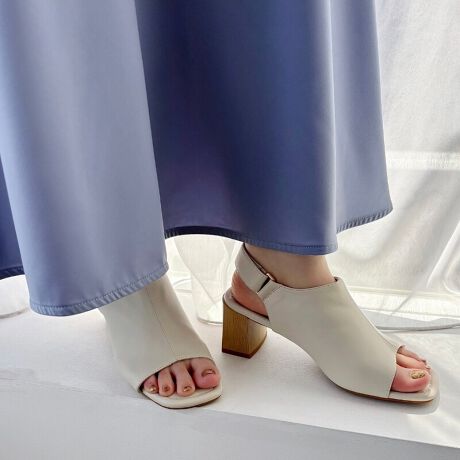 艟Ăb[̃fUCƁAC\[Ŝɓꂽӂӂ̃NbVň芴̂T_Bɂ̓\tgȃiCngpAݍł悤ȗSn݂ɂȂ肻B̃Xgbv͒E炭ȃxN^CvB݂̗ǂi`J[̃Ebhq[lۂAX^CO̕LACeBTvɂĎBeĂ܂̂ŁA~FASFAn̐F̎dlɕύXꍇ܂B炩߂B[^:51205]