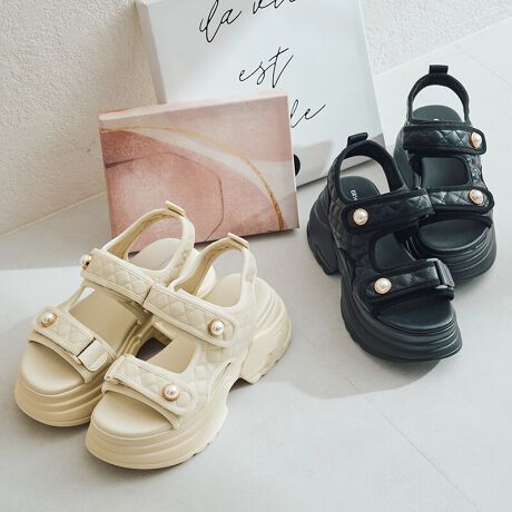 gh̃LeBOHfނfBCNȃT_́A_ɑ傫ȃp[fUCłƂƂ񏗐SACeɁBݍސ[߂̃Abp[ɁAxN^CṽxgŒÊ₷܂ōlꂽ肪B{[\[ŃR[fBl[g̃oX₷ARȃX^CAbv҂łBTvɂĎBeĂ܂̂ŁA~FASFAn̐F̎dlɕύXꍇ܂B炩߂B[^:51213]