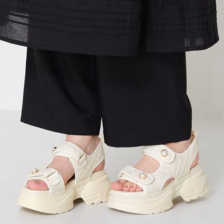 gh̃LeBOHfނfBCNȃT_́A_ɑ傫ȃp[fUCłƂƂ񏗐SACeɁBݍސ[߂̃Abp[ɁAxN^CṽxgŒÊ₷܂ōlꂽ肪B{[\[ŃR[fBl[g̃oX₷ARȃX^CAbv҂łBTvɂĎBeĂ܂̂ŁA~FASFAn̐F̎dlɕύXꍇ܂B炩߂B[^:51213]