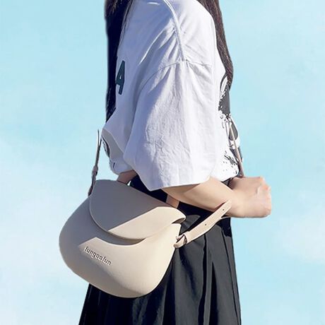 {̂⎝XgbvS̓IɂƊۂAԂȃVGbg킢~jobOBR[fBl[g̎ɂ҂̃CG[J[ɉAtF~jLC߃R[fɃ}b`sNx[WȂǃJ[CibvLxŁASFXgbvoCJ[ȂƂ|CgBEVAfނgpĂ̂łƂĂyɖhƖhɗDĂāAڈȏ̎[͂̂łoɂ҂BnhobOƂĂ͂At̒\ȃXgbvtƃV_[obOƂĂg2waydlȂ̂ŁAJANeBuȃV[ɂ҂BsWhat's fungoofun(t@O[t@)?tfungoofun̓hCc̃bhhbgfUC܂iF DESIGN AWARD܂fUCi[`[ɂčꂽuhłBɗDƎEVAfނgTXeiuňۓIȃfUC̃obO|[`͐E璍ڂW߂Ă܂BTvɂĎBeĂ܂̂ŁA~FASFAn̐F̎dlɕύXꍇ܂B炩߂BWEB̏iƂȂ܂B[^:G-0013]