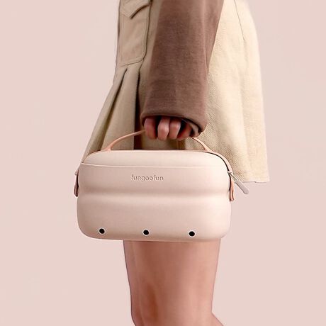 t@Xi[|[`Ƃ|[`̂Qgݍ킳2in1fUCB㕔̃t@Xi[|[`ɂ̓CNACeXLPAACe[łAOĒP̂łgpł̂Ŏ^їpƂĂg₷B̂|[`͒ɕ̒ʋCE{ƂŁAʏ₨CȂǂŎgpĂ܂ɂAʋCǂ̂ŃVv[Ȃǂ̃oXACef^PAObYȂǂ[̂ɂ҂BEVAfނgpĂ̂ŖhƖhɗDĂAꂪyɂł̂B|[`m͏d˂Ĉ̌^ɂȂ̂Ŏ^т₷AfC[g痷s܂ŕLs܂ŕL􂷂邱ƊԈႢȂBWEB̏iƂȂ܂[^:G-0014]sWhat's fungoofun(t@O[t@)?tfungoofun̓hCc̃bhhbgfUC܂iF DESIGN AWARD܂fUCi[`[ɂčꂽuhłBɗDƎEVAfނgTXeiuňۓIȃfUC̃obO|[`͐E璍ڂW߂Ă܂BTvɂĎBeĂ܂̂ŁA~FASFAn̐F̎dlɕύXꍇ܂B炩߂B