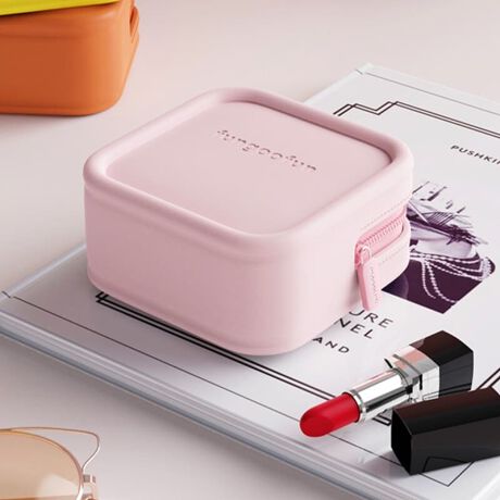 ՂƗ̓IȃpCsOA{̂ƓnFł܂Ƃ߂WbvfUCANZg̃XNGA^|[`BZ~}bgȃsNAIWACG[̑lRFWJŁAĂ邾ŋC̏オACeBL߂̃}`tڈȏɑeʂŁAXNGA^Ȃ̂ŃfbhXy[XȂ[dR[hނȂǂ̃KWFbg[₨o̍ۂ̏|[`ƂĂ߁BEVAfނgpĂ̂ŌyʂŌ^ꂵɂAĂ@łɎgƂ|CgBsWhat's fungoofun(t@O[t@)?tfungoofun̓hCc̃bhhbgfUC܂iF DESIGN AWARD܂fUCi[`[ɂčꂽuhłBɗDƎEVAfނgTXeiuňۓIȃfUC̃obO|[`͐E璍ڂW߂Ă܂BTvɂĎBeĂ܂̂ŁA~FASFAn̐F̎dlɕύXꍇ܂B炩߂B[^:G-0020]