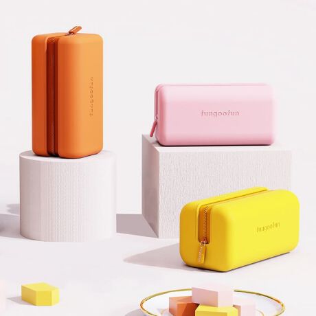 ۂ݂̂钷`ɖ{̂ƓnFł܂Ƃ߂WbvfUCANZg̃|[`́A̒CNuVc^̃{gACe[yP[XƂĂgp\ŁAƃ}`邱ƂŌڈȏ̗eʂ[ł̂ŁA[dR[hނȂǂ̃KWFbg|[`ƂĂ߁ByʂŌ^ꂵɂdVAfނ͉ꂪĂƂ₷̂ŁAϕiȂǘRꂪCɂȂACeSē邱ƂłBZ~}bgȃsNAIWACG[̑lRFWJŁAĂ邾ŋC̏オACeBsWhat's fungoofun(t@O[t@)?tfungoofun̓hCc̃bhhbgfUC܂iF DESIGN AWARD܂fUCi[`[ɂčꂽuhłBɗDƎEVAfނgTXeiuňۓIȃfUC̃obO|[`͐E璍ڂW߂Ă܂BTvɂĎBeĂ܂̂ŁA~FASFAn̐F̎dlɕύXꍇ܂B炩߂B[^:G-0021]