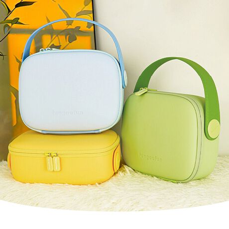 傫߂̃{gpbgACe[łeʃ|[`́ARXbϕi̎[ɂ҂BuVd؂蕔ɂ͉h~̊WtĂA}WbNe[vŒE\Ȏp̍BɂUSB Type-Cŏ[dłR[hX~[CgZbgɂȂĂAFEgFEF̂RiKł̒\BnhxgtȂ̂Ŏ^т₷AfC[g痷s܂ŕL􂷂ACeBJ[͏_炩Flu[EO[ECG[̂RFWJBEVAfނgpĂ̂łƂĂyAĂ܂Ă@\łȒPB[dP[u͕tĂ܂BsWhat's fungoofun(t@O[t@)?tfungoofun̓hCc̃bhhbgfUC܂iF DESIGN AWARD܂fUCi[`[ɂčꂽuhłBɗDƎEVAfނgTXeiuňۓIȃfUC̃obO|[`͐E璍ڂW߂Ă܂BTvɂĎBeĂ܂̂ŁA~FASFAn̐F̎dlɕύXꍇ܂B炩߂B[^:G-0024]