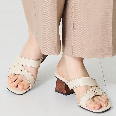 ̂Ebhq[RpNgȃ`L[q[ŎdグVbNȃT_Bxg͕GɃNX{̃fUCÂȂoA悢ĂȃACeɁBXJ[g⃏s[XȂǃtF~jR[f͂Aăfjƍ킹ăJWAȒȂȂꊴ̂X^CɁBTvɂĎBeĂ܂̂ŁA~FASFAn̐F̎dlɕύXꍇ܂B炩߂B[^:51209]