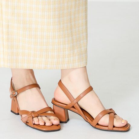 ؚȃXgbvfUC̃T_́A炵dグĂB6.5cm̃q[ŃX^CAbvtAɂȂ`ŐڒnʂL芴̂SnɁBGȕ҂ݕ̃{͈ȂfUCŃR[fɂȂꊴoĂAg₷x[VbNJ[fC[g₷AXJ[g⃏s[XȂǂƍ킹ĂƂƂtF~jȃX^CyŁBTvɂĎBeĂ܂̂ŁA~FASFAn̐F̎dlɕύXꍇ܂B炩߂B[^:51217]